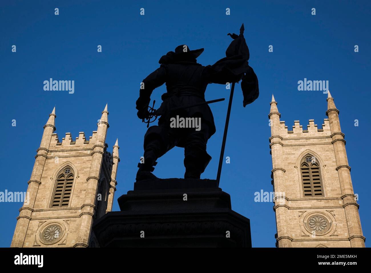 De Maisonneuve Monument gegenüber den Türmen der Basilika Notre-Dame, Place d'Armes, Old Montreal, Quebec, Kanada. Stockfoto