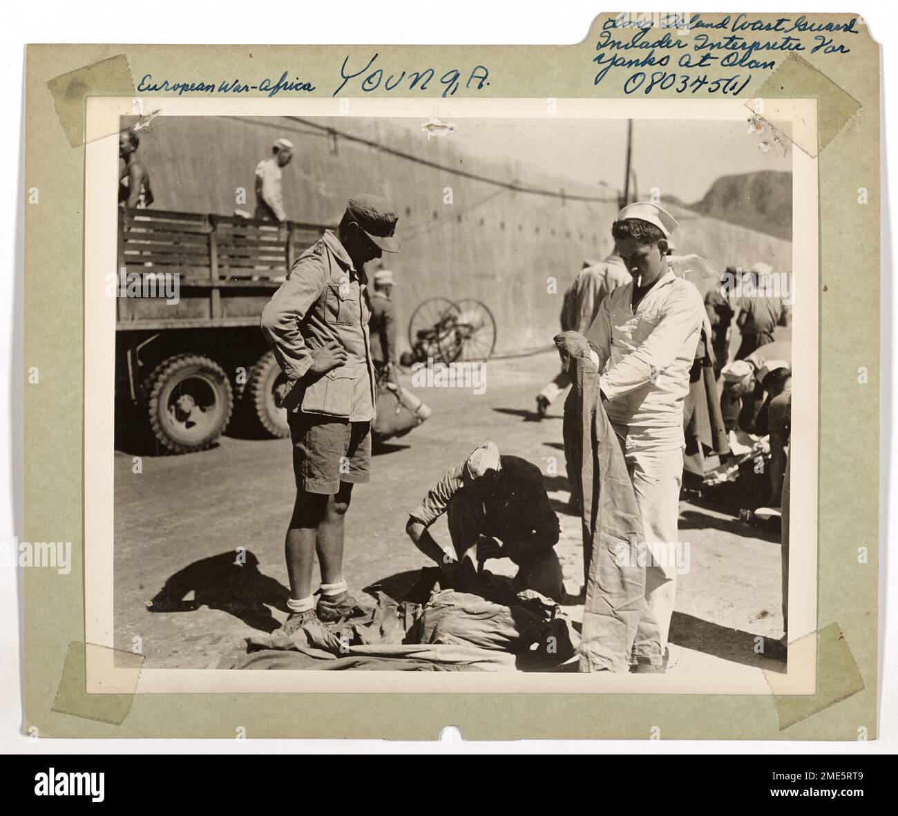 Der Küstenwächter Alfred Young, Yeoman Third Class, dient als Dolmetscher für US-Truppen während der Invasion von Oran, Nordafrika. Young wurde in Nürnberg geboren und sprach fließend Deutsch. Er half, mit deutschen Gefangenen zu kommunizieren. Er hatte zuvor an den Invasionen von Sizilien und dem Pacific Theater teilgenommen und seine Schlüsselrolle bei verschiedenen US-Militäroperationen demonstriert. Stockfoto