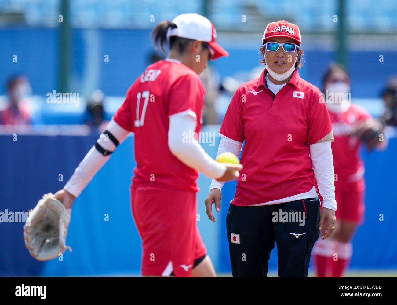 Japan head coach Reika Utsugi talks to player Yukiko Ueno during the softball game between Japan and Australia at the 2020 Summer Olympics, Wednesday, July 21, 2021, in Fukushima . (AP Photo/Jae C. Hong) Stockfoto