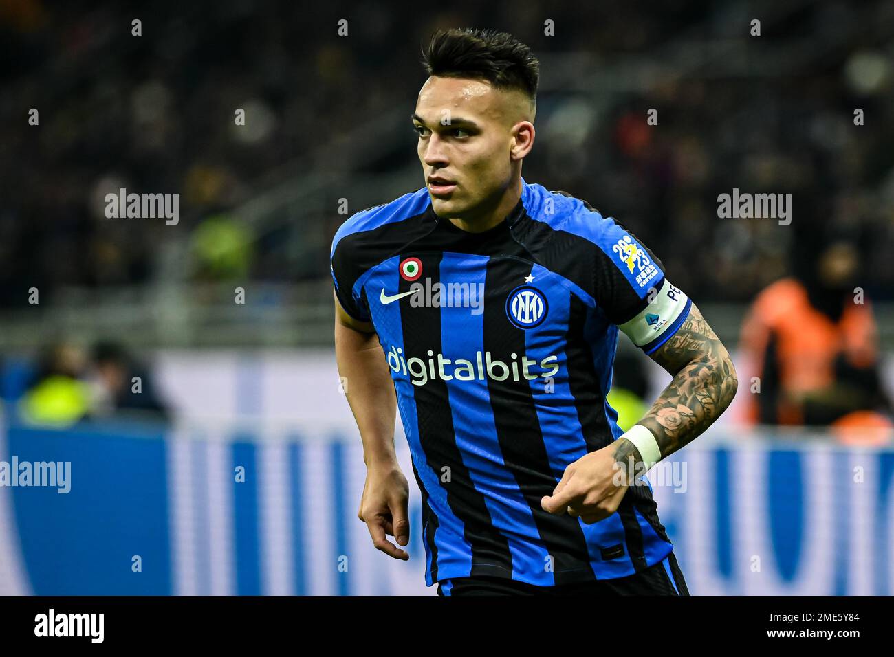 Mailand, Italien. 23. Januar 2023. Lautaro Martinez vom FC Internazionale schaut während des Fußballspiels FC Internazionale gegen Empoli in Mailand, Italien, der italienischen Serie A am 23. Januar 2023 zu. Kredit: Piero Cruciatti/Alamy Live News Stockfoto