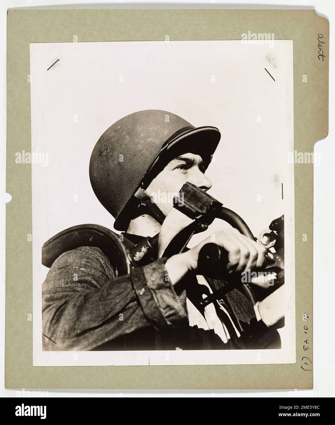 Ein U.S. Coast Guardsman steht auf seinem Posten in Alarmbereitschaft und besetzte eine Flugabwehrkanone an Bord eines Konvoi-Kriegsschiffs der Küstenwache, das für Kampfeinsätze vorbereitet ist. Stockfoto