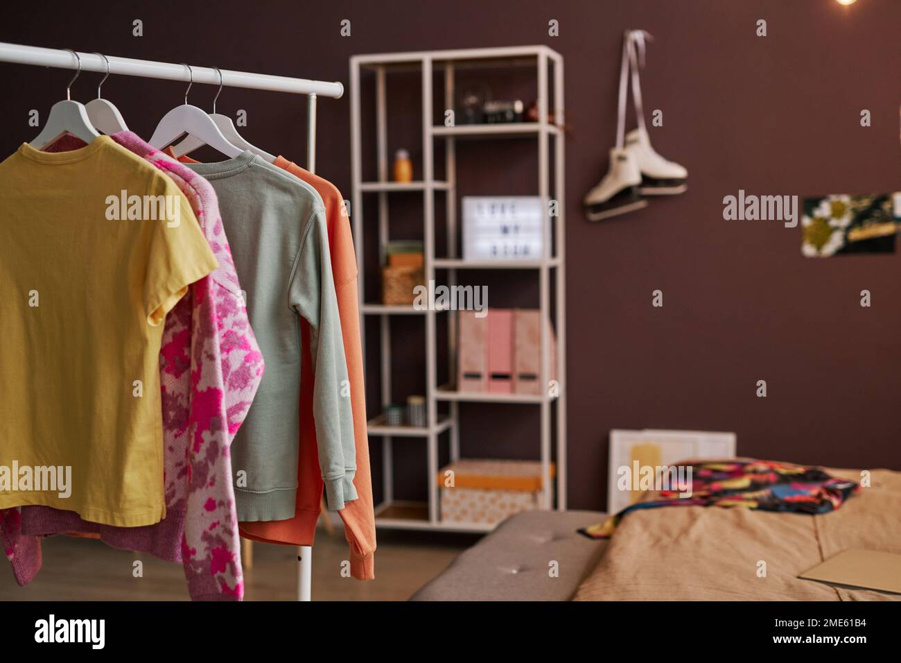 Hintergrundbild eines offenen Kleiderschranks und Kleiderbügel im  Teenager-Zimmer für Mädchen, Kopierbereich Stockfotografie - Alamy