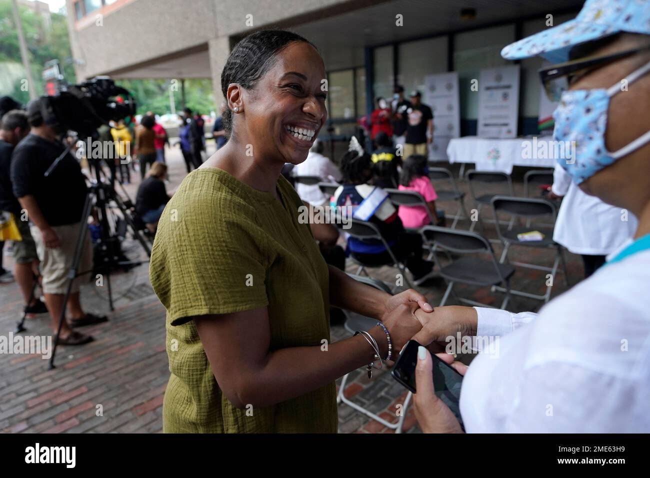 Boston mayoral candidate Andrea Campbell, center, greets people before the start of the Roxbury Unity Parade, in Boston's Roxbury neighborhood, Sunday, July 18, 2021. (AP Photo/Steven Senne) Stockfoto