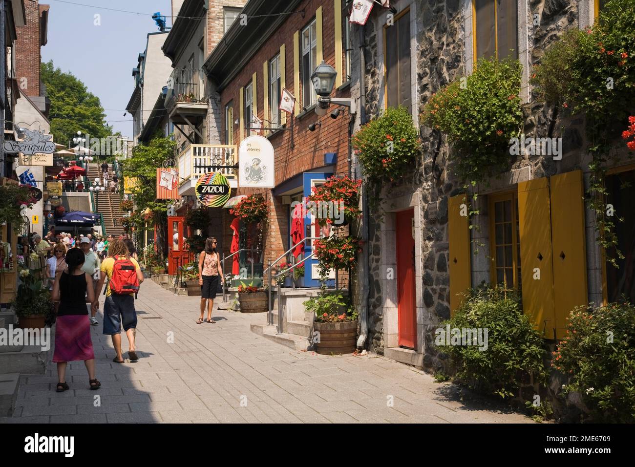 Einkaufsboutiquen und Touristen, die entlang der Rue du Petit-Champlain in der unteren Stadtgegend der Altstadt von Quebec, Quebec, Kanada schlendern. Stockfoto