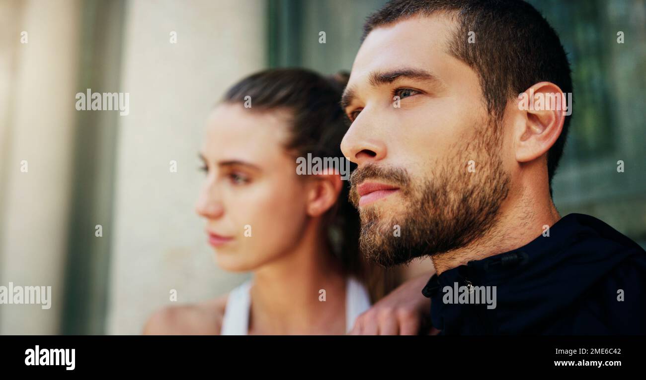 Fokus inspiriert Fitness. Ein junges Paar, das zusammen in der Stadt trainiert. Stockfoto