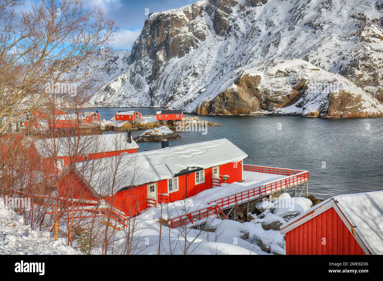 Hervorragende morgendliche Meereslandschaft des norwegischen Meeres und Stadtbild des Dorfes Nusfjord. Beliebtes Reiseziel auf Lofotens. Standort: Nusfjord, Flakstad Stockfoto