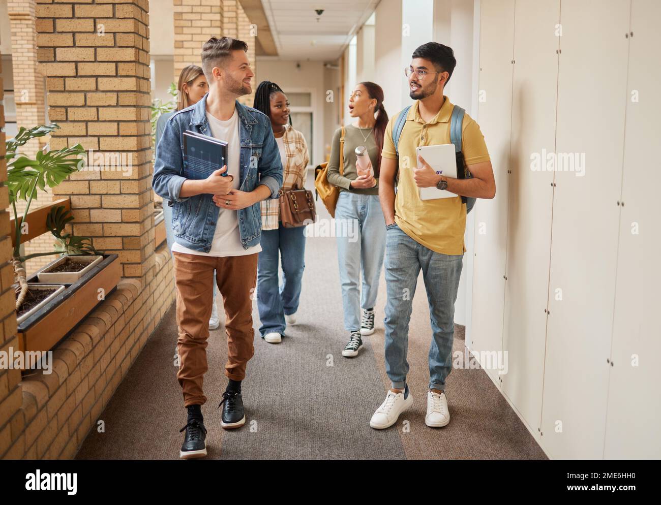 Schüler, Studenten und Studenten, Menschen oder Gruppen, die zu den Kursen in der Campus-Gemeinde gehen und studieren. Diversity-Freunde, lernen und reden Stockfoto