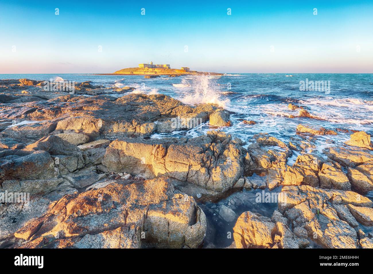 Dramatische Morgenszene mit überwältigender Meereslandschaft im Frühling auf dem Passero Cape Sizilien. Lage: Insel Sizilien, Kap Passero, Italien, Europa, Mittelmeer Stockfoto