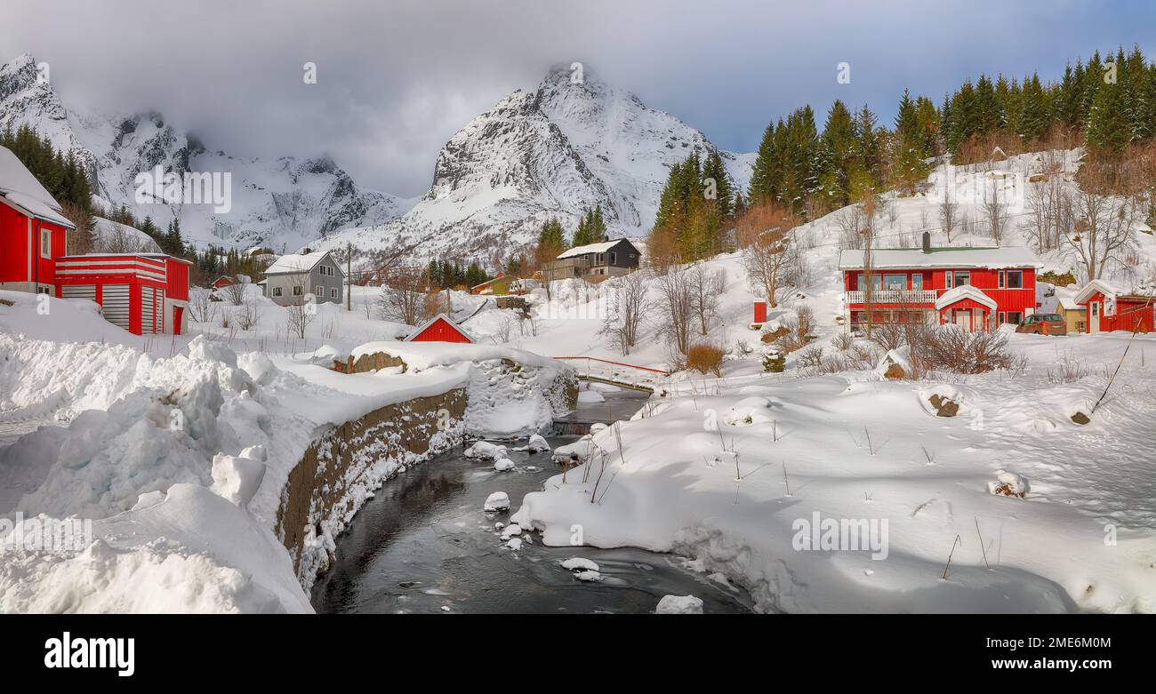 Atemberaubende Morgenlandschaft des norwegischen Dorfes Nusfjord. Beliebtes Reiseziel auf Lofotens. Standort: Nusfjord, Flakstad Municipality, Lofoten; Stockfoto