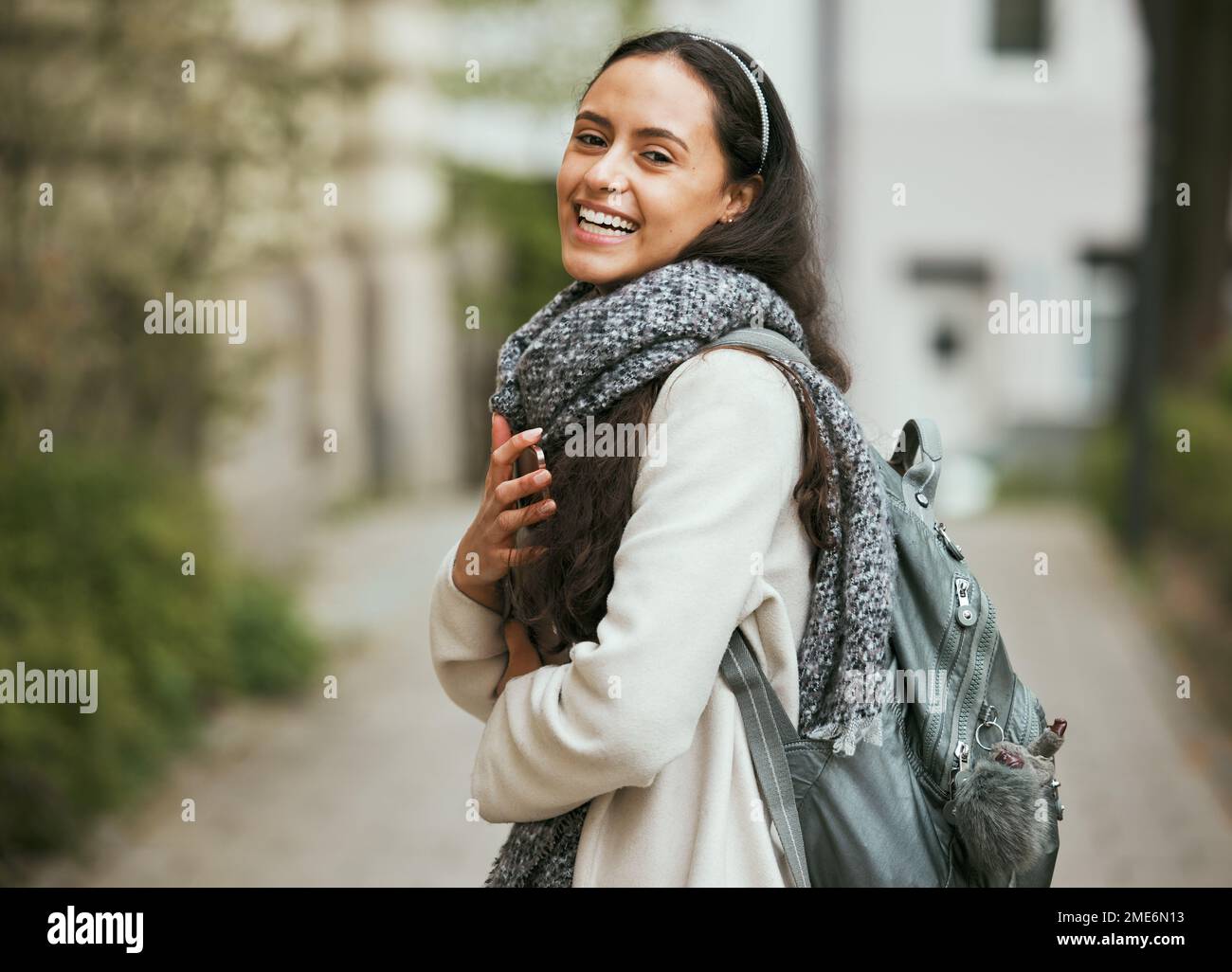 Reisen, Spaziergänge in der Stadt und Frauen mit Tablet für die Universität, das College und ein Studium im Ausland in London, Großbritannien. Bildung, internationale Schule und Mädchen Stockfoto