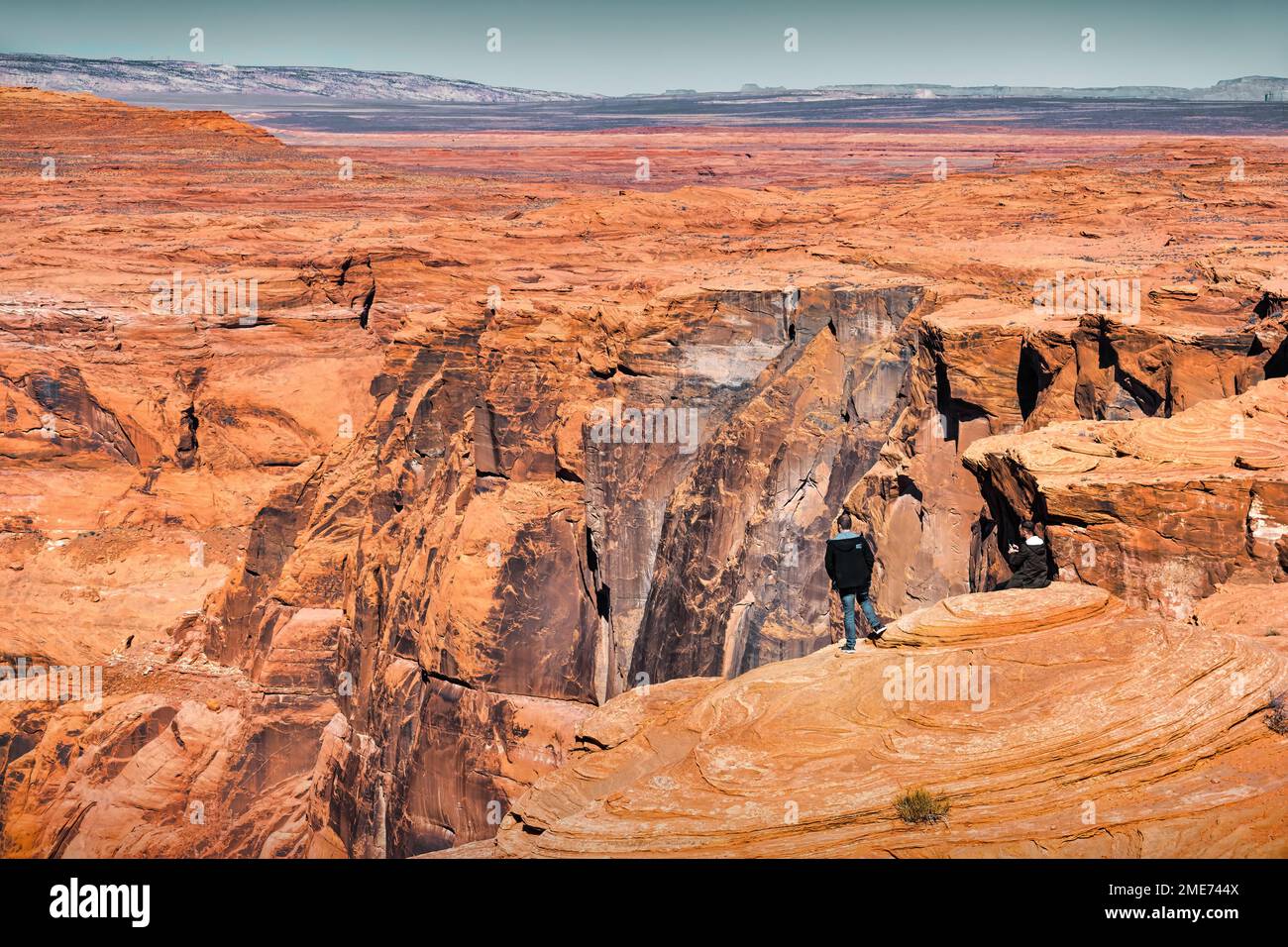 Besucher genießen die Aussicht im Horseshoe Bend in der Nähe von Page, Arizona, USA Stockfoto