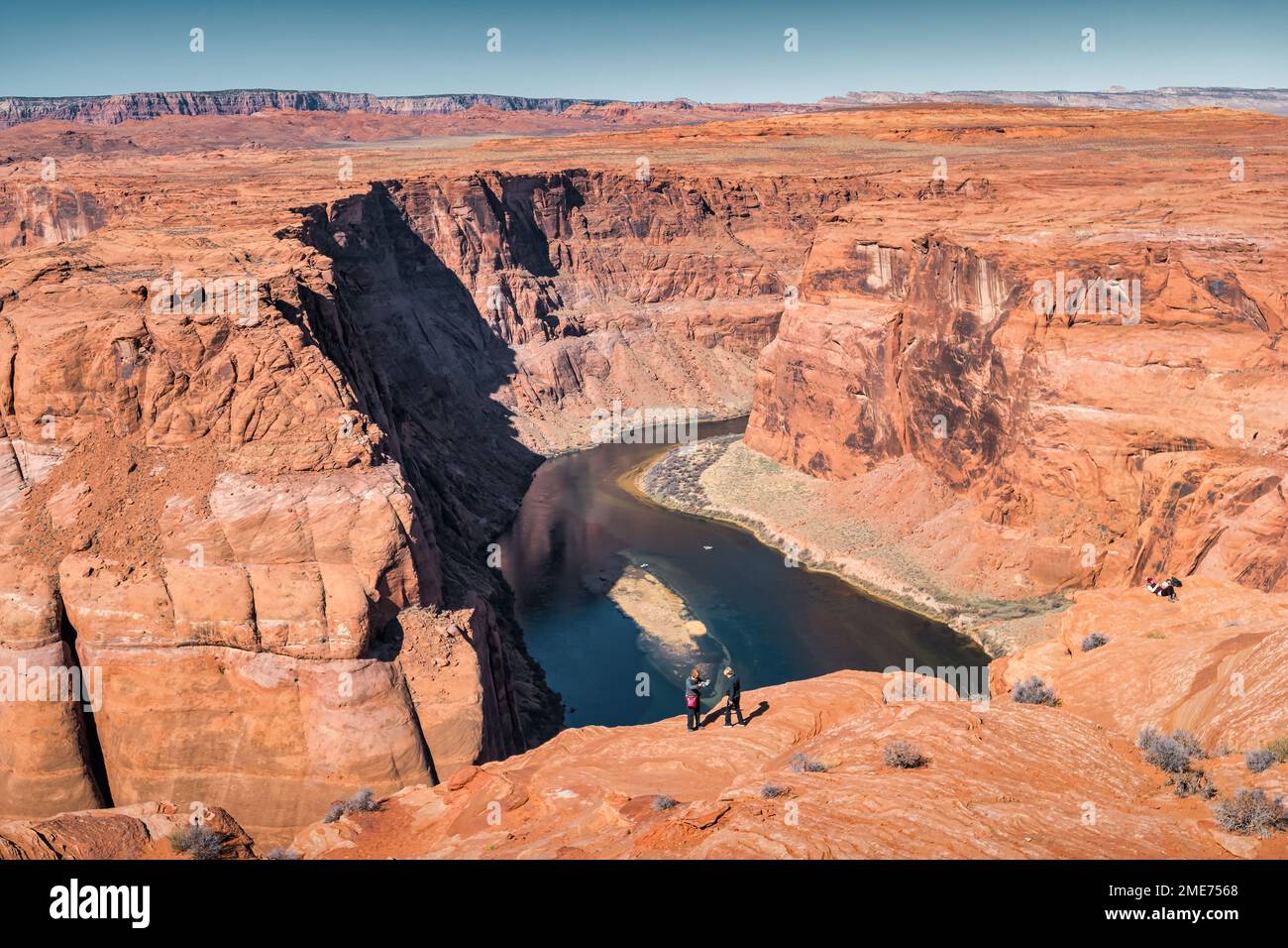 Besucher genießen die Aussicht im Horseshoe Bend in der Nähe von Page, Arizona, USA Stockfoto