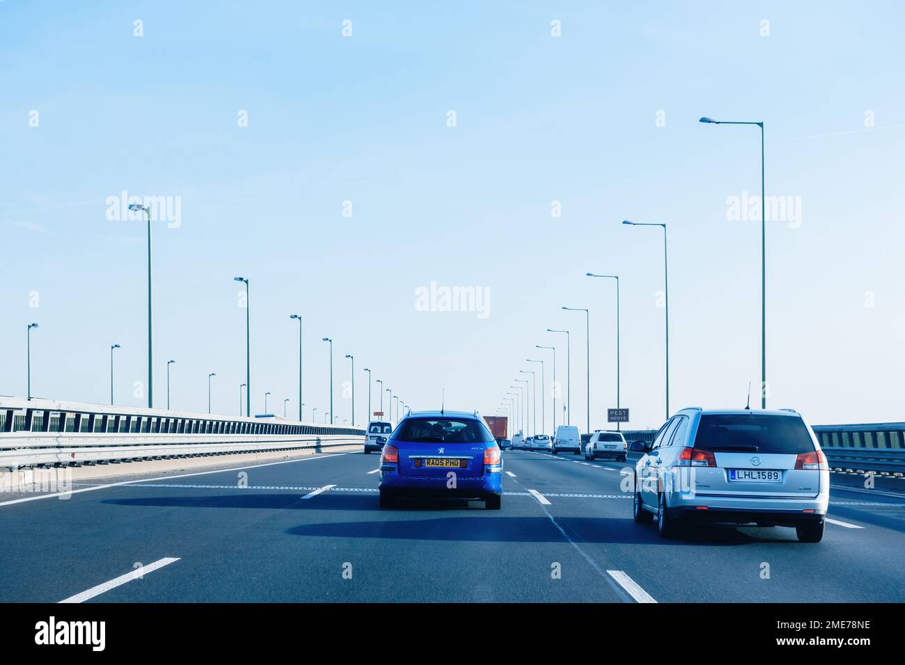 Ungarn - 20. September 2014: Peugeot 407 und Open Vectra, die schnell auf der ungarischen Autobahn fahren Stockfoto