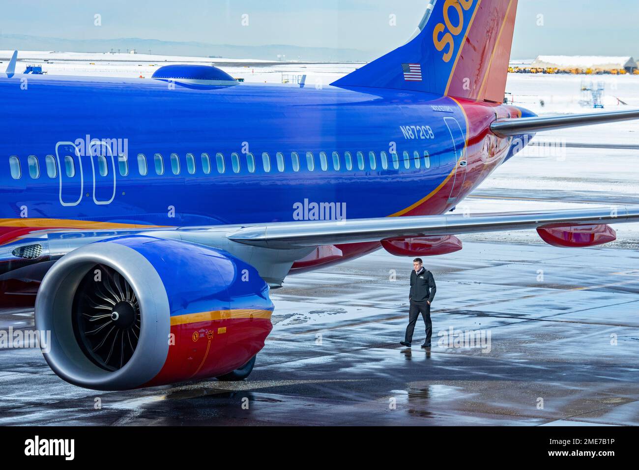 Denver, Colorado – Ein Pilot von Southwest Airlines führt vor dem Flug eine Sichtprüfung durch, um eine Boeing 737 MAX vor einem Flug von Denver International zu inspizieren Stockfoto