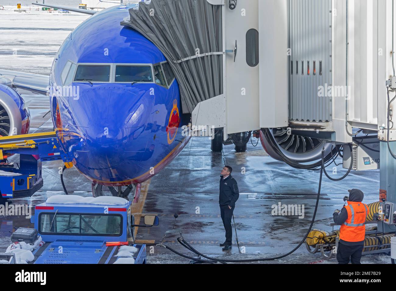 Denver, Colorado – Ein Pilot von Southwest Airlines führt vor dem Flug eine Sichtprüfung durch, um eine Boeing 737 MAX vor einem Flug von Denver International zu inspizieren Stockfoto