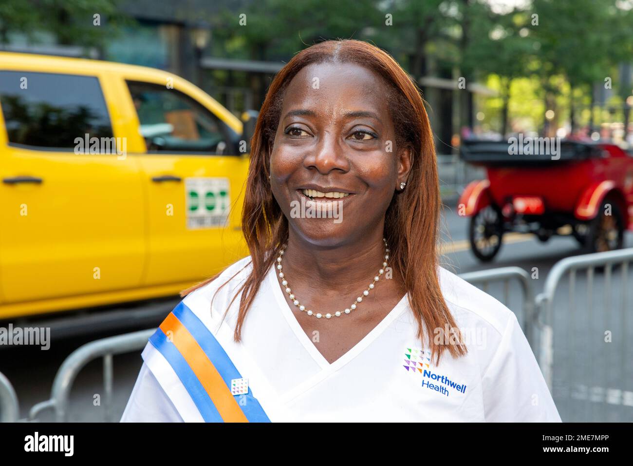 Health care worker Sandra Lindsay speaks with the media before a parade honoring COVID-19 pandemic essential workers in New York City on Wednesday, July 7, 2021. Lindsay was the parade's grand marshal and was the first person in the country to get a COVID-19 vaccine shot. (AP Photo/Ted Shaffrey) Stockfoto