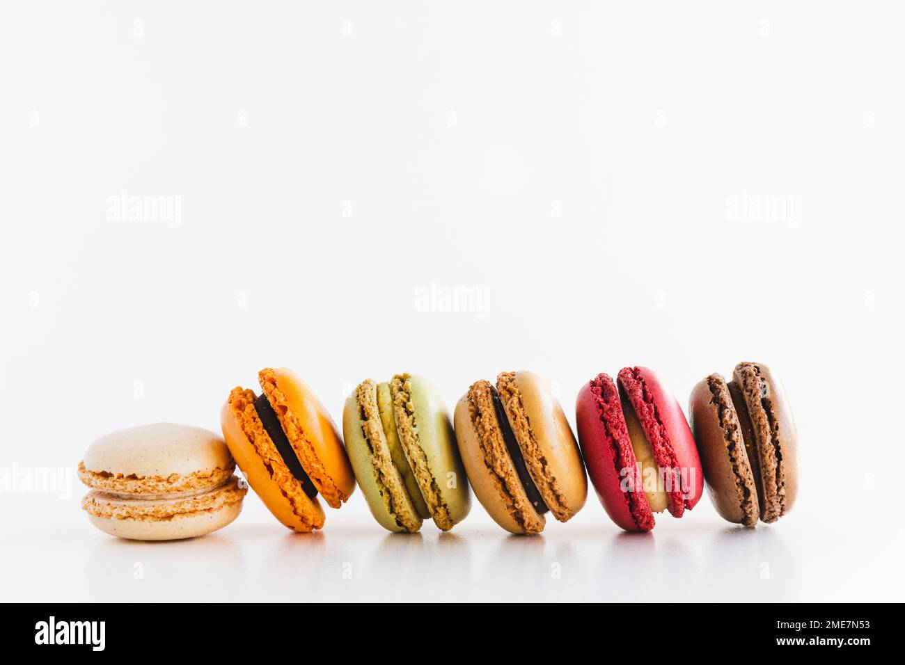 Eine Reihe farbenfroher Makaron-Cookies auf weißem Hintergrund Stockfoto