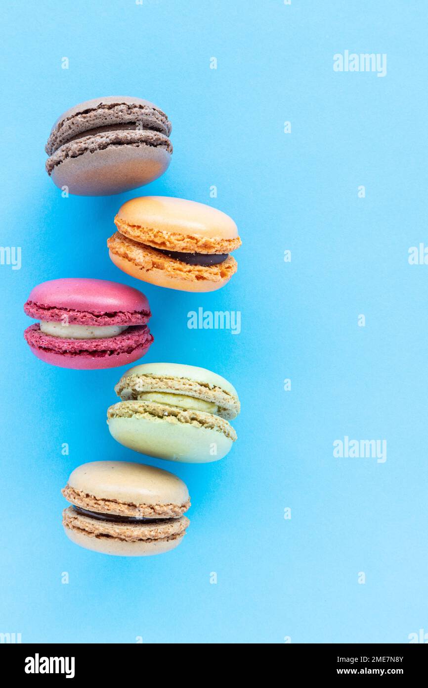 Farbenfrohe Macaron-Cookies auf blauem Hintergrund Stockfoto