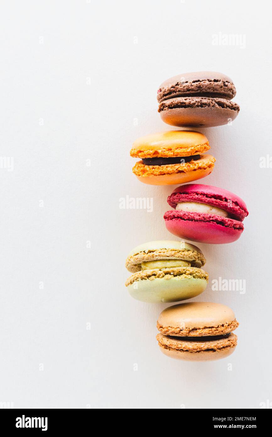 Farbenfrohe Macaron-Cookies auf weißem Hintergrund Stockfoto