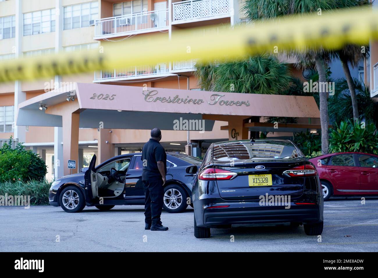 Police patrol outside of Crestview Towers, which was evacuated Friday after an audit prompted by the deadly collapse of Champlain Towers found the building structurally and electrical unsafe, Saturday, July 3, 2021, in North Miami Beach, Fla. (AP Photo/Lynne Sladky) Stockfoto