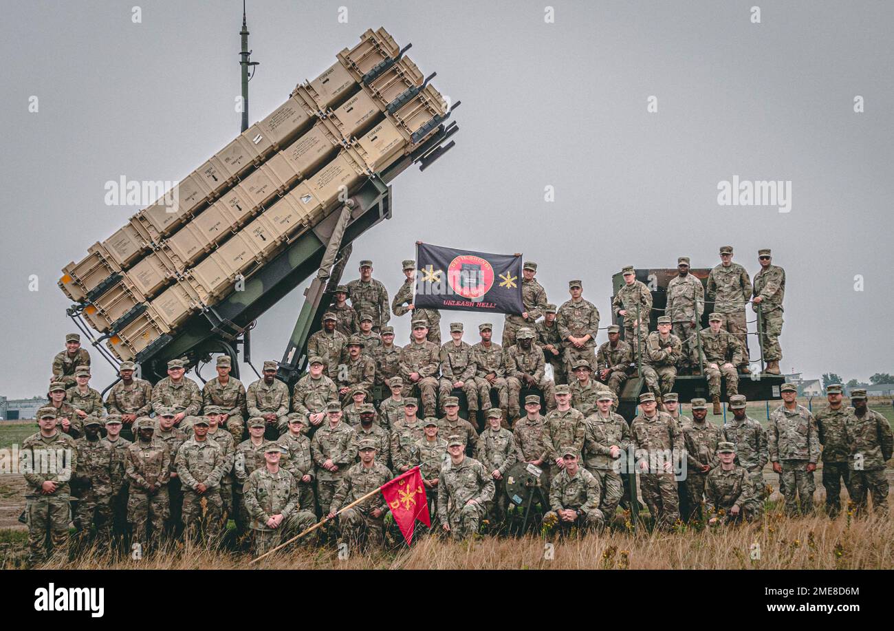 USA Army Air Defenders, die dem 5. Bataillon, 7. Air Defense Artillery Delta Battery zugeteilt sind, Pose auf einer 10. Army Air Missile Defense Command Patriot Startstation am 15. August in Polen mit dem scheidenden Kommandanten Captain Robert Knabel. Neben unseren Verbündeten und Partnern zeigen 10. AAMDC-Systeme die Bereitschaft, Fähigkeit und Entschlossenheit, Aggressionen abzuschrecken und gegebenenfalls zu besiegen. Stockfoto