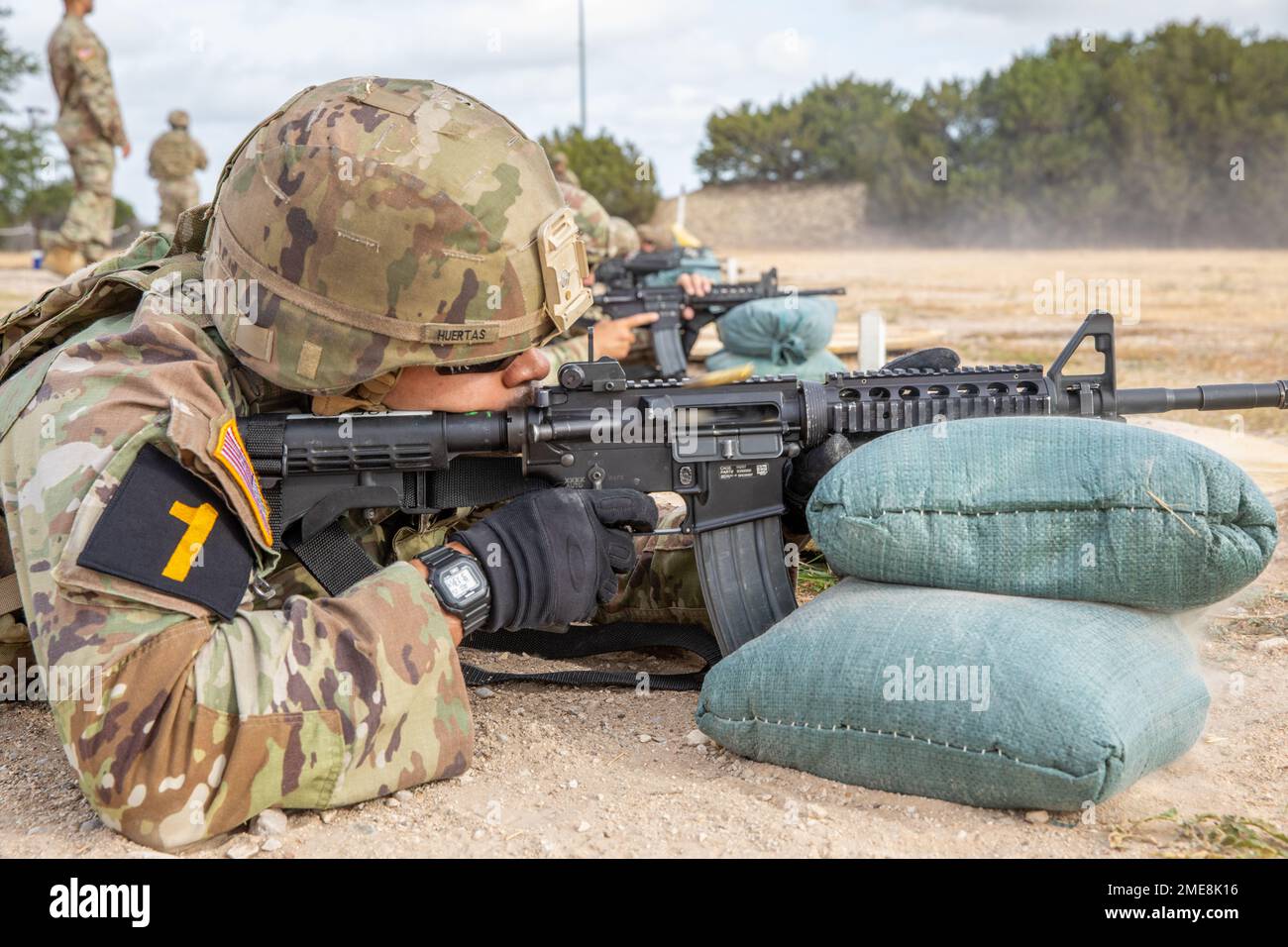 FORT HOOD, TEXAS – USA Army Staff Sgt. Eloy Huertas, ein Strafvollzugsspezialist, der der 42. Militärpolizeibrigade zugeteilt wurde, bereitet sich auf das Feuer während des Streckenabschnitts der FORSCOM Best Squad Competition 2022 in Fort Hood, Texas, am 15. August 2022 vor. Der Wettbewerb „Bestes Team“ stärkt die grundlegenden Fähigkeiten der Soldatinnen und die Taktik auf Mannschaftsebene. Stockfoto