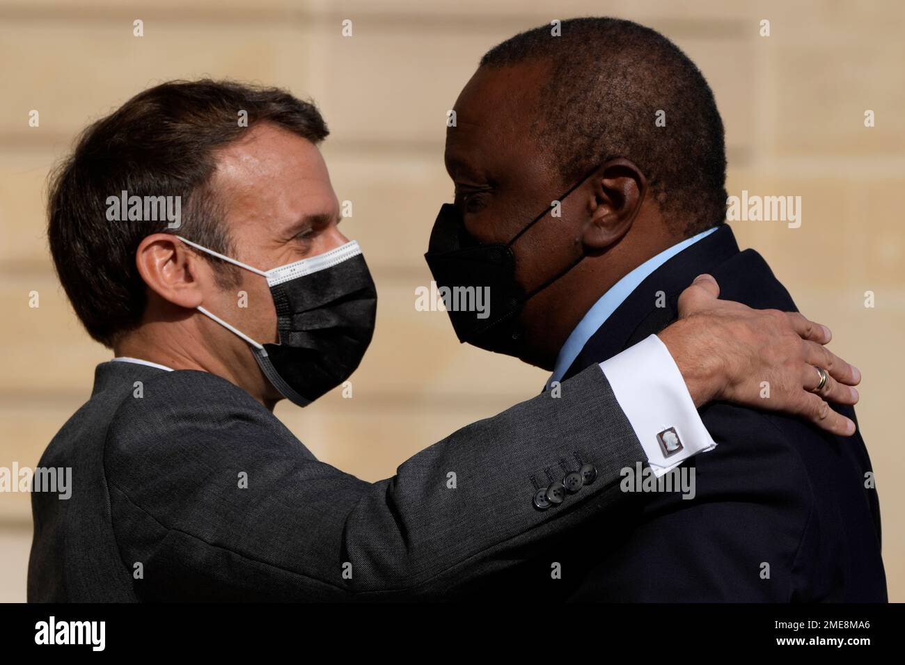 French President Emmanuel Macron welcomes Kenyan President Uhuru Kenyatta before their talks Thursday, July 1, 2021 in Paris. An international conference in Paris on Wednesday aimed to fast-track the road to gender equality and mobilize millions of dollars to achieve the long-sought goal quickly, the head of the U.N.'s premiere global body fighting to empower women says. (AP Photo/Francois Mori) Stockfoto
