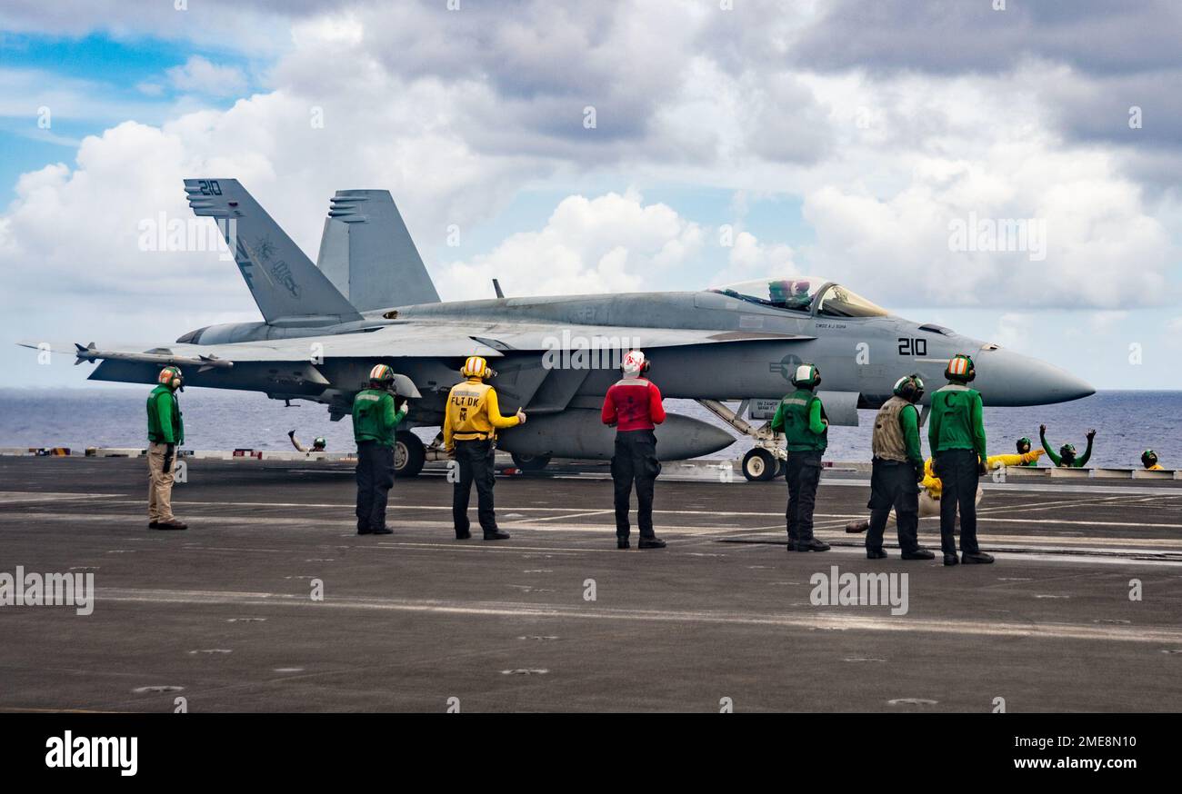 220815-N-YQ181-1004 PHILIPPINISCHES MEER (AUG 15, 2022) eine F/A-18E Super Hornet, die an das Royal Maces of Strike Fighter Squadron (VFA) 27 angeschlossen ist, bereitet sich auf den Start vom Flugdeck des einzigen vorwärts eingesetzten Flugzeugträgers der US Navy USS Ronald Reagan (CVN 76) in der philippinischen See vor, 15. August. Die Royal Maces führen Luftangriff- und Streikkräfte-Escort-Missionen sowie Schiffe, Kampfgruppen- und Geheimdiensteintreibemissionen durch. Ronald Reagan, das Flaggschiff der Carrier Strike Group 5, stellt eine kampfbereite Truppe zur Verfügung, die die Vereinigten Staaten schützt und verteidigt und allia unterstützt Stockfoto 220815-N-YQ181-1004 PHILIPPINISCHES MEER (AUG 15, 2022) eine F/A-18E Super Hornet, die an das Royal Maces of Strike Fighter Squadron (VFA) 27 angeschlossen ist, bereitet sich auf den Start vom Flugdeck des einzigen vorwärts eingesetzten Flugzeugträgers der US Navy USS Ronald Reagan (CVN 76) in der philippinischen See vor, 15. August. Die Royal Maces führen Luftangriff- und Streikkräfte-Escort-Missionen sowie Schiffe, Kampfgruppen- und Geheimdiensteintreibemissionen durch. Ronald Reagan, das Flaggschiff der Carrier Strike Group 5, stellt eine kampfbereite Truppe zur Verfügung, die die Vereinigten Staaten schützt und verteidigt und allia unterstützt Stockfoto