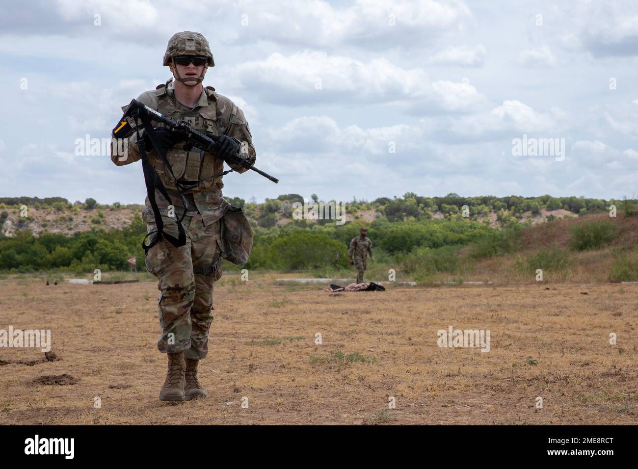 FORT HOOD, Texas - SPC. Cole Sweeney, ein Klempner, der der 42. Militärpolizeibrigade zugeteilt ist, fährt während des Range-Teils des FORSCOM Best Squad Competition 2022 in Fort Hood, Texas, am 15. August 2022 in die Endposition der Stress Shoot Lane. Die Armee ist die am besten ausgebildete, am besten ausgerüstete und am besten ausgebildete Kampftruppe der Welt. Stockfoto