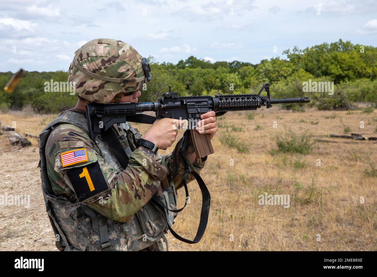 FORT HOOD, TEXAS – USA Army Sgt. Derek Nicoletti, ein Strafvollzugsspezialist der 42. Militärpolizeibrigade, feuert den M4A1-Karabiner während des Range-Teils des FORSCOM Best Squad Competition 2022 in Fort Hood, Texas, 15. August 2022. Die Armee ist die am besten ausgebildete, am besten ausgerüstete und am besten ausgebildete Kampftruppe der Welt. Stockfoto