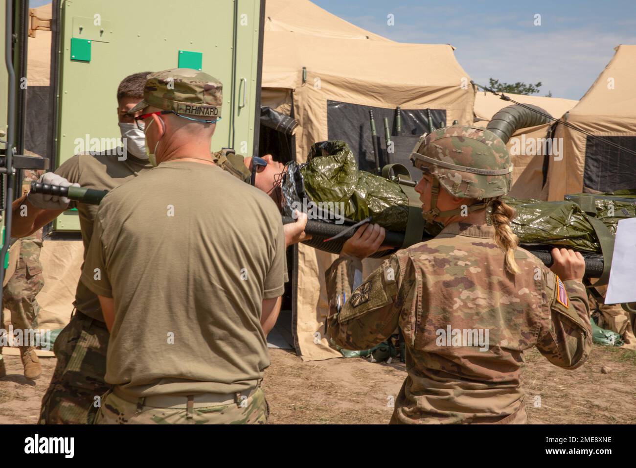 USA Armeesoldaten des 146. Multifunktionalen medizinischen Bataillons, 1171. Medical Company Area Support heben einen rollenden Patienten auf einem Wurf in einen Humvee 2-CT Ambulance während einer Massenverletzten-Simulation bei der Übung Northern Strike 22-2 in Grayling, Michigan, 13. August 2022. Northern Strike wurde entwickelt, um etwa 7.400 Mitglieder des Dienstes mit verschiedenen Schulungsformen herauszufordern, die ihre Fähigkeit testen, schnell zu implementieren und rechtzeitige Unterstützung in einem entscheidenden Aktionsumfeld zu leisten. Stockfoto