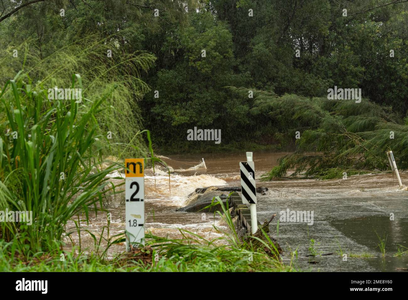 Tiefenmarkierung mit dem Stand der Überschwemmung des South Pine River bei der Überquerung der Bunya Road im März 2021 am Stadtrand von Brisbane, Australien Stockfoto