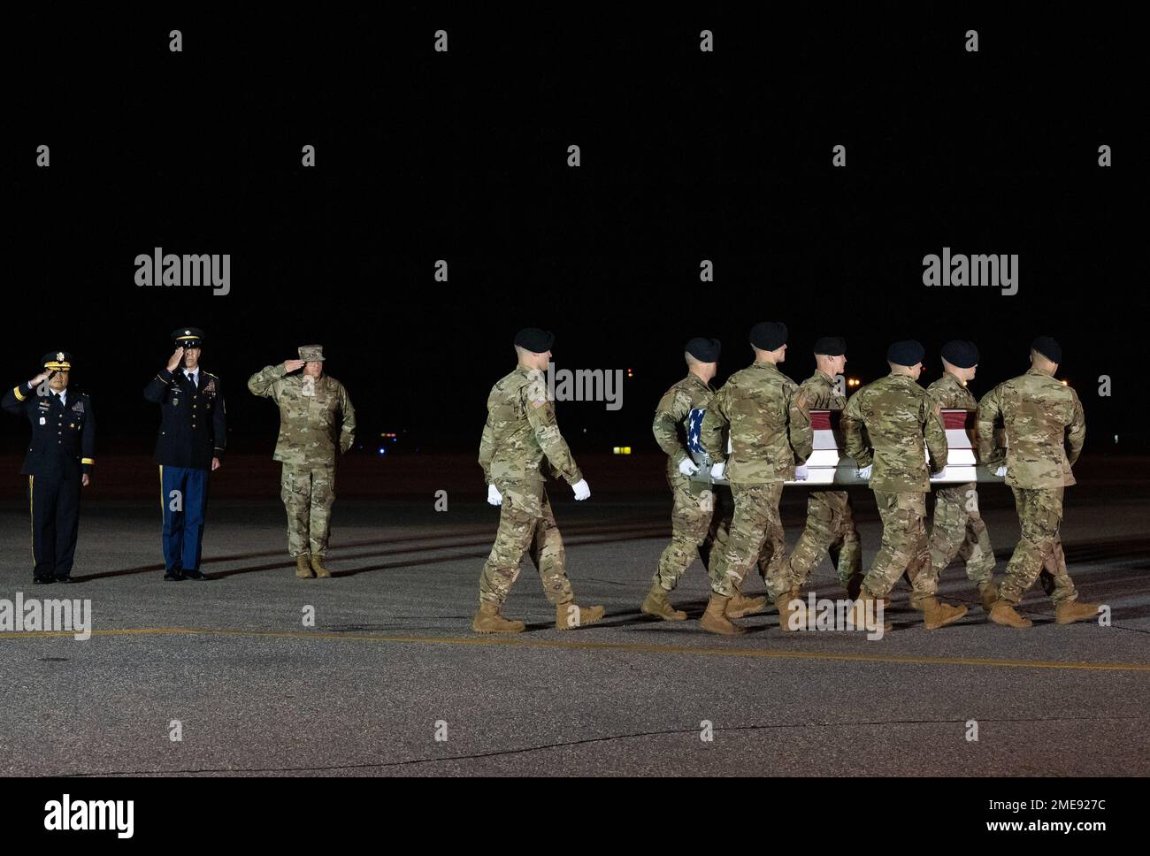 EIN US-AMERIKANISCHER Das Army Carry Team verlegt die Überreste der Army SPC. Denisha M. Montgomery aus Elizabethtown, Kentucky, 15. August 2022 auf der Dover Air Force Base, Delaware. Montgomery wurde der 139. Militärpolizei-Kompanie in Fort Stewart, Georgia, zugeteilt. Stockfoto