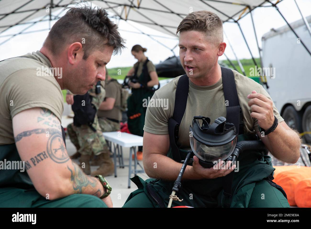 Soldaten der 301. Chemical Company (CERF-P) führen am 15. August 2022 im Wendall H. Ford Regional Training Center in der Nähe von Greenville, Ky, eine Such- und Rettungsschulung sowie eine Schulung zur Dekontamination von Massenverletzten durch. Die Durchführung dieser Art von Ausbildung ist eine Fortsetzung der Tradition der Exzellenz des CERF-P in Kentucky. Stockfoto