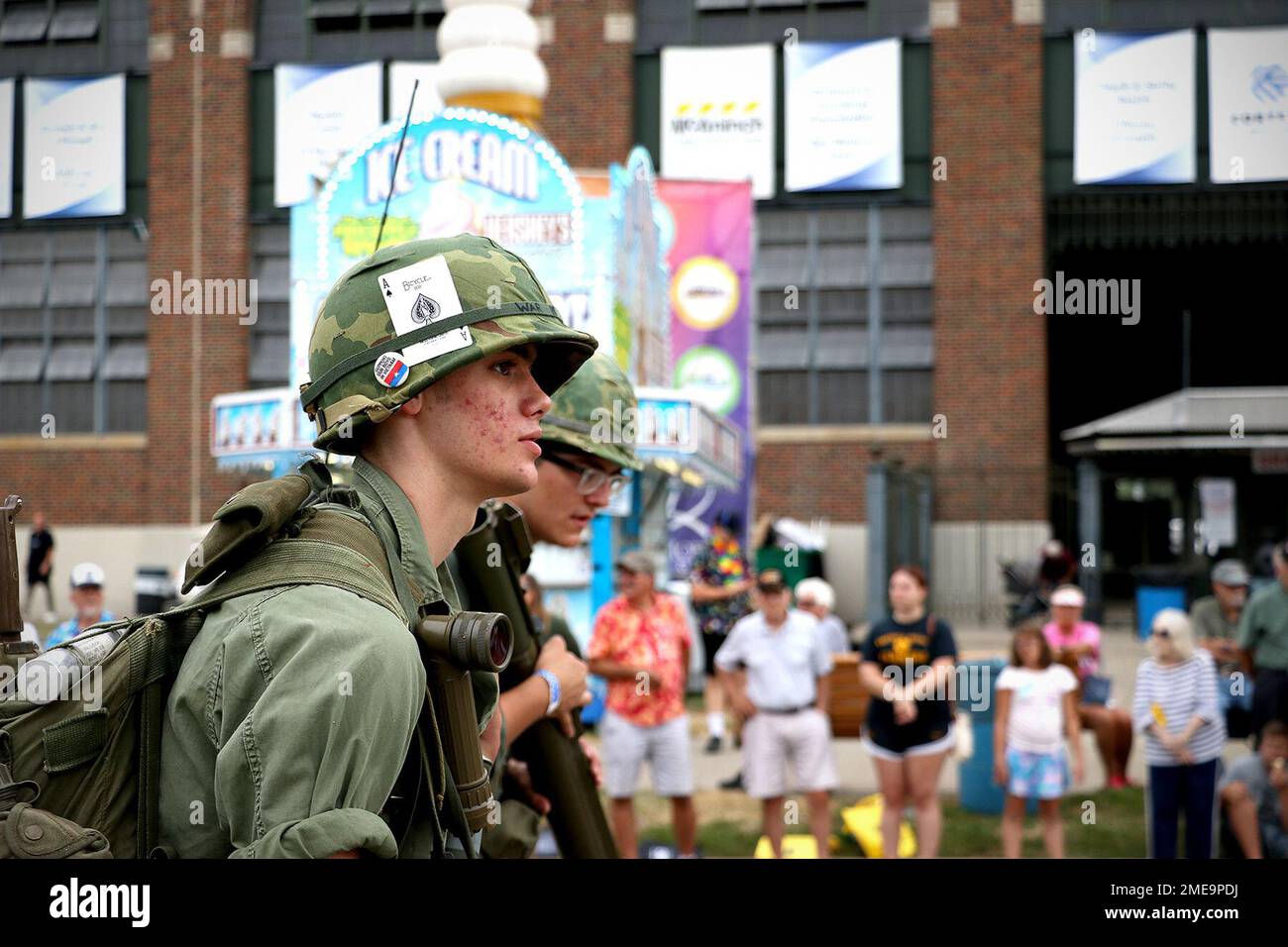 Reendarsteller der Vietnam Veterans of America, Kapitel 667 von Ottumwa, Iowa, marschieren im Rahmen der Veterans Parade der Iowa State Fair am 15. August 2022. Die Veterans Parade findet jedes Jahr auf der Iowa State Fair statt, an der lokale Beamte, die Iowa National Guard, andere gemeinsame Kräfte, Veteranengruppen und Mitglieder der Gemeinde teilnehmen. Stockfoto