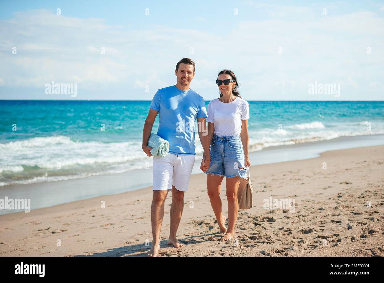 Junges Paar am weißen Strand während der Sommerferien. Stockfoto