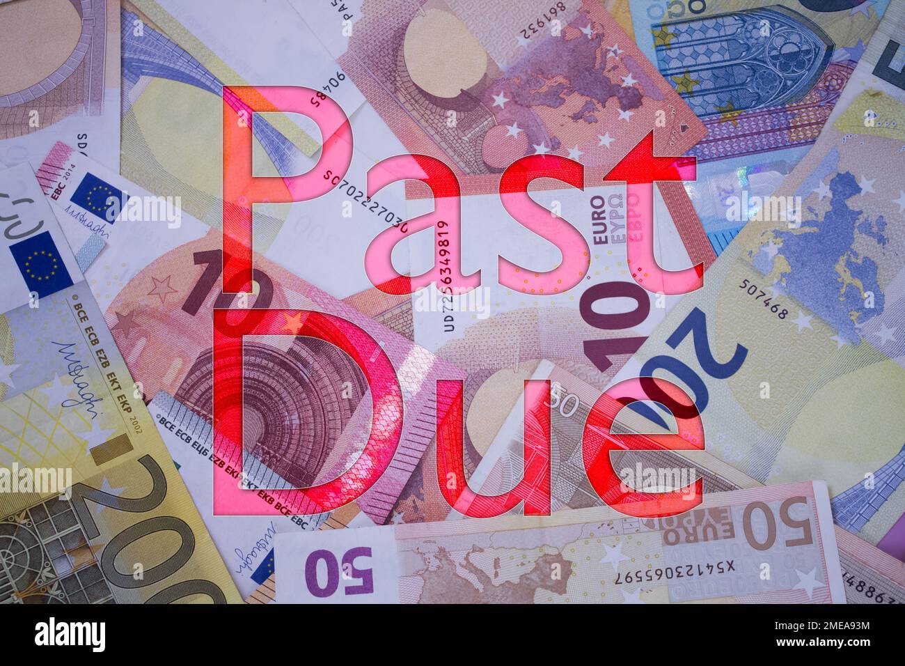 Überfälliges Wort mit Geld. Papierwährungshintergrund mit verschiedenen Banknoten. Stockfoto