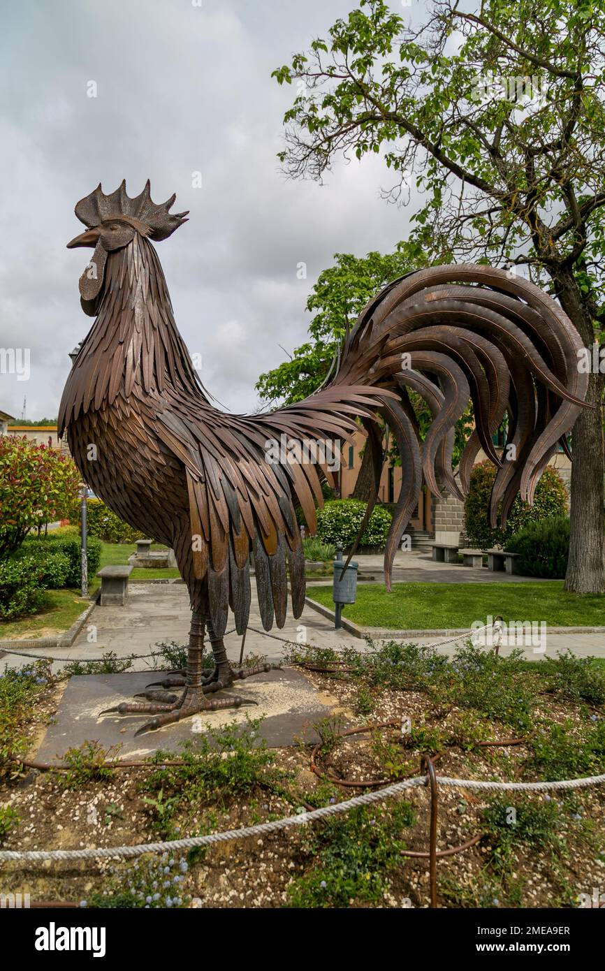 Skulptur des berühmten Gallo Nero (schwarzer Hahn), Symbol des Chianti-Weins, in Gaiole in Chianti, Toskana, Italien. Stockfoto