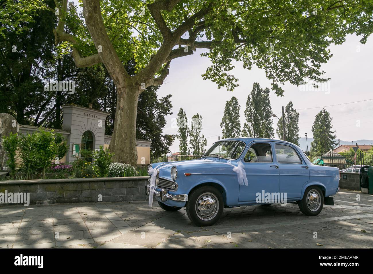 Blauer klassischer Alfa Romeo Giulietta-Oldtimer, dekoriert für die Frühlingshochzeit in Italien. Stockfoto