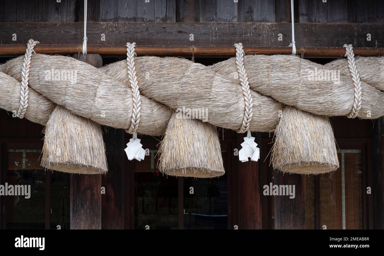 Ein großes Reistrohrseil (shimenawa) in Izumotaisha, einem Shinto-Schrein in Izumo, Shimane, Japan. Stockfoto