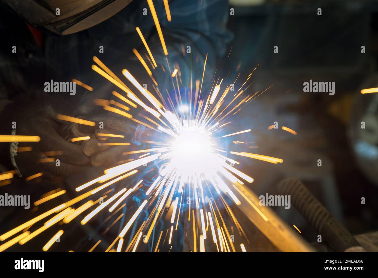 Mit halbautomatischem Argon-Gas-geschirmtes Schweißen halbautomatische Maschinenarbeiter bearbeiten Metallschweißen Stockfoto