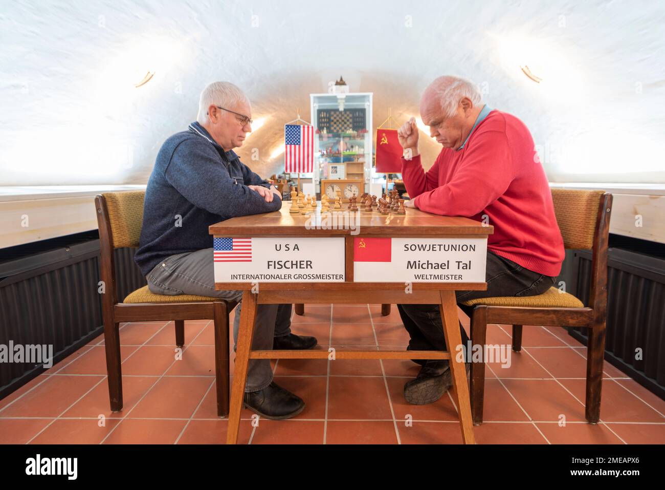 21. Januar 2023, Sachsen-Anhalt, Löberitz: Museumsdirektor Konrad Reiß (r.) und Jugendtrainer Thomas Richter spielen im Gewölbekeller des Löberitz-Schachmuseums ein Schachspiel. Sie sitzen an einem Schachtisch, der bei der Schacholympiade 1960 in Leipzig benutzt wurde. Damals sollen der internationale Schachgroßmeister Bobby Fischer (USA) und der Schachweltmeister Mikhail Tal (UdSSR) an diesem Tisch gespielt haben. Das Schachmuseum Löberitz hat eine Spende von 25 Schachbrettern aus der ganzen Welt von einem privaten Sammler aus Köthen erhalten. Foto: Stephan Schulz/dpa/ZB Stockfoto