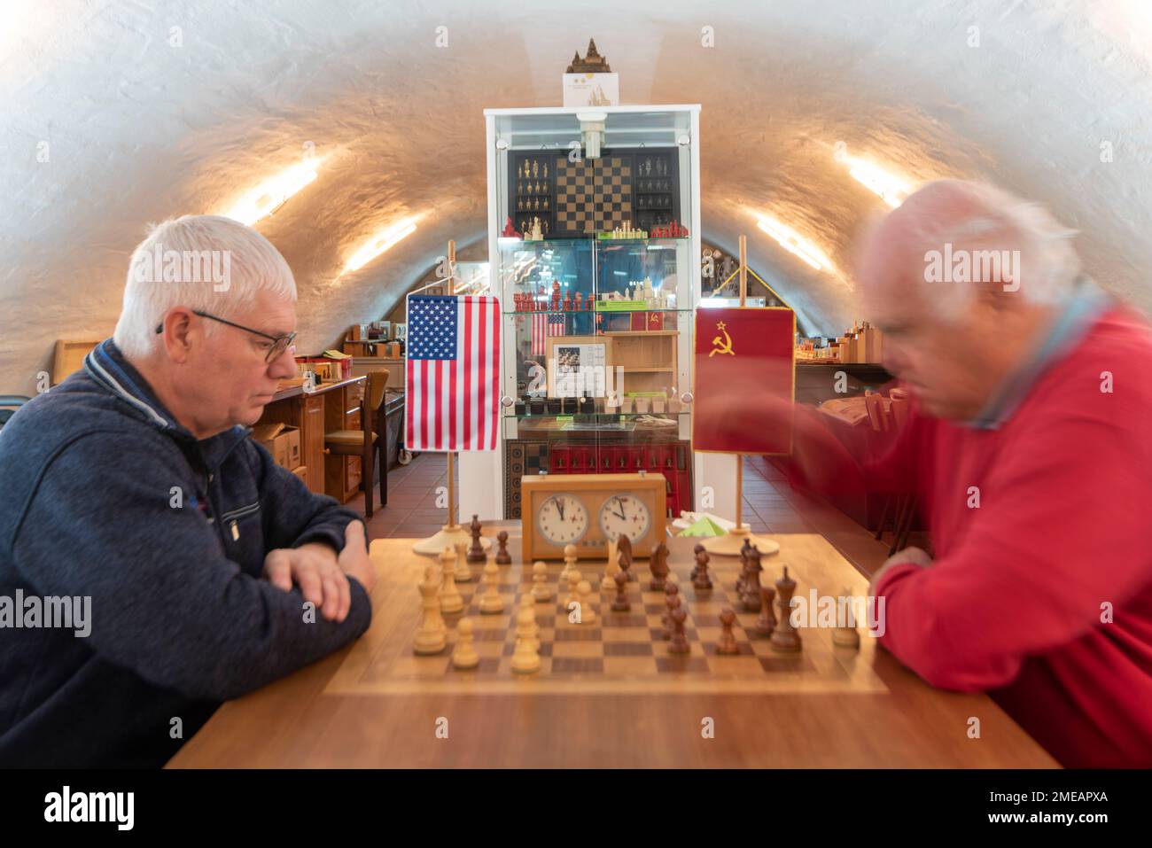 21. Januar 2023, Sachsen-Anhalt, Löberitz: Museumsdirektor Konrad Reiß (r.) und Jugendtrainer Thomas Richter spielen im Gewölbekeller des Löberitz-Schachmuseums ein Schachspiel. Sie sitzen an einem Schachtisch, der bei der Schacholympiade 1960 in Leipzig benutzt wurde. Damals sollen der internationale Schachgroßmeister Bobby Fischer (USA) und der Schachweltmeister Mikhail Tal (UdSSR) an diesem Tisch gespielt haben. Das Schachmuseum Löberitz hat eine Spende von 25 wertvollen Schachbrettern von einem privaten Sammler aus Köthen erhalten. Foto: Stephan Schulz/dpa/ZB Stockfoto