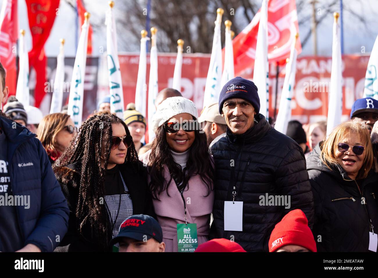 Washington, DC, USA. 20. Januar 2023. Tony Dungy, ehemaliger NFL Hall of Fame-Spieler und Trainer, erwartet den Beginn des jährlichen Marsches für Leben mit seiner Tochter Jade (links) und seiner Ehefrau Lauren (Mitte) in Washington, DC. Der diesjährige märz ist eine Feier der Aufhebung von Roe gegen Wade durch den Obersten Gerichtshof und des Bundesrechts auf Zugang zu Abtreibung am 24. Juni 2022 in der Stellungnahme von Dobbs gegen JWHO. Etwa die Hälfte der Staaten hat seitdem den Zugang zu Abtreibungen verboten oder stark eingeschränkt. Anti-Abtreibungs-Aktivisten wollen noch weiter gehen und forderten den Kongress auf, ein nationales Abtreibungsverbot zu verabschieden. (Kredit: Ima Stockfoto