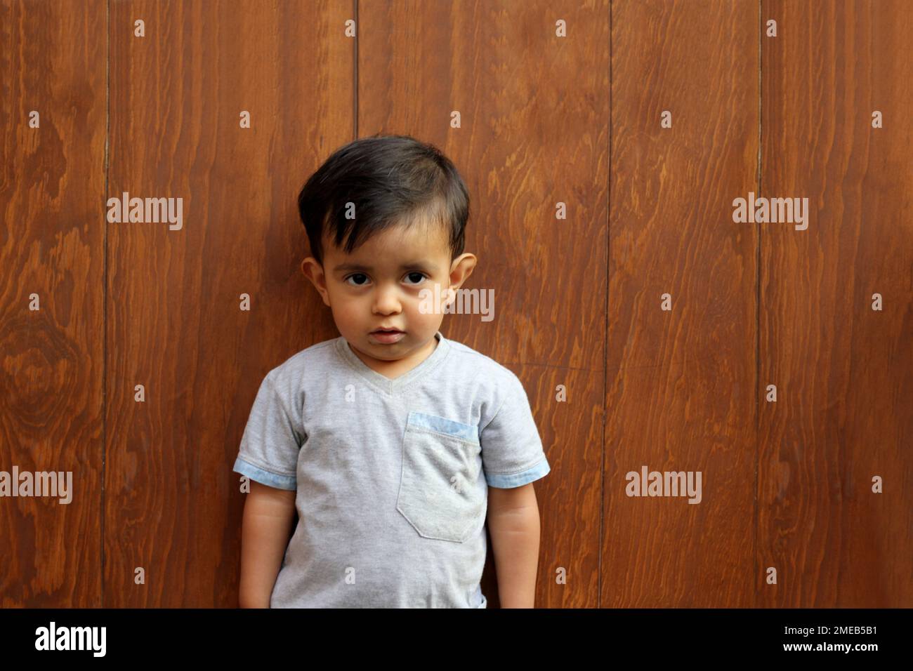 2-jähriger junger braunhaariger Latino-Junge mit Asperger-Syndrom, das Teil der Autismus-Spektrumsstörung (ASD) ist Stockfoto