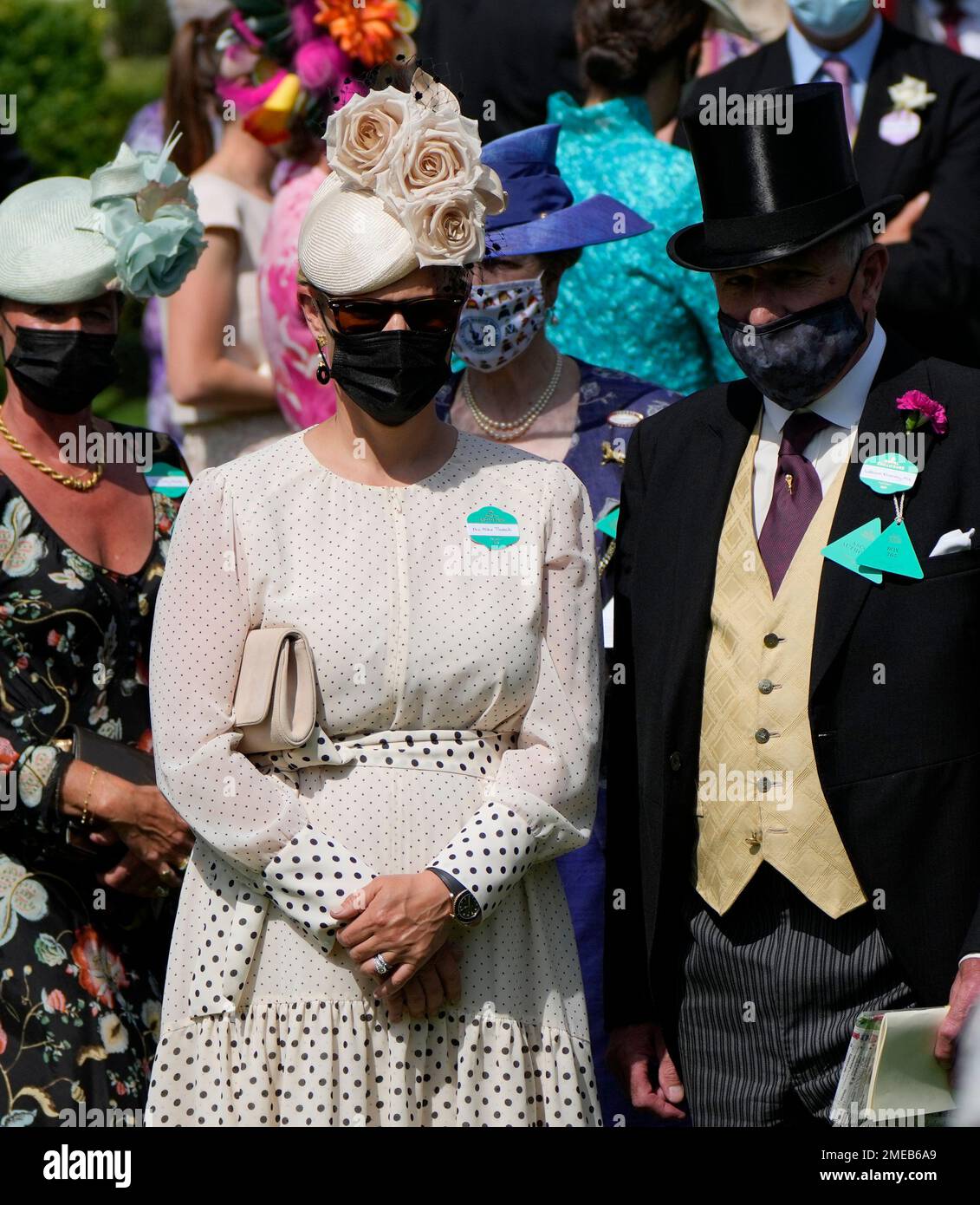 Zara Tindal, granddaughter of Britain's Queen Elizabeth II, watches the Queen's horse 'King's Lynn' in the parade ring ahead of the King's Stand Stakes race on the first day of the Royal Ascot horserace meeting at Ascot, England Tuesday, June 15, 2021. (AP Photo/Alastair Grant) Stockfoto