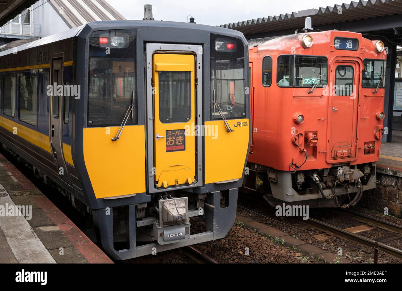 JR West trainiert am Bahnhof Yamaguchi, einschließlich eines KIHA 187 Series Super Oki Express und eines KIHA 47 Series Local. Stockfoto