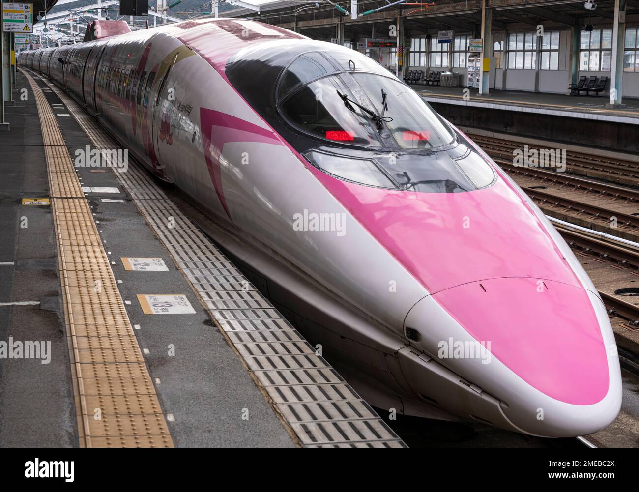 Ein Shinkansen-Zug der JR West 500-Serie in der Hello Kitty-Aufschrift am Bahnhof Shin-Yamaguchi am 23. Januar 2023. Stockfoto