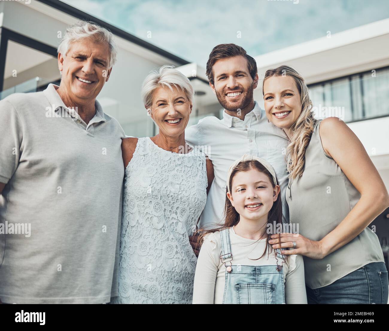 Porträt von Mädchen, Großeltern und Eltern für Immobilien Genießen Sie ein neues Haus, eine Luxuswohnung und eine Wohnung. Familienhaus, Investitionen und Menschen Stockfoto