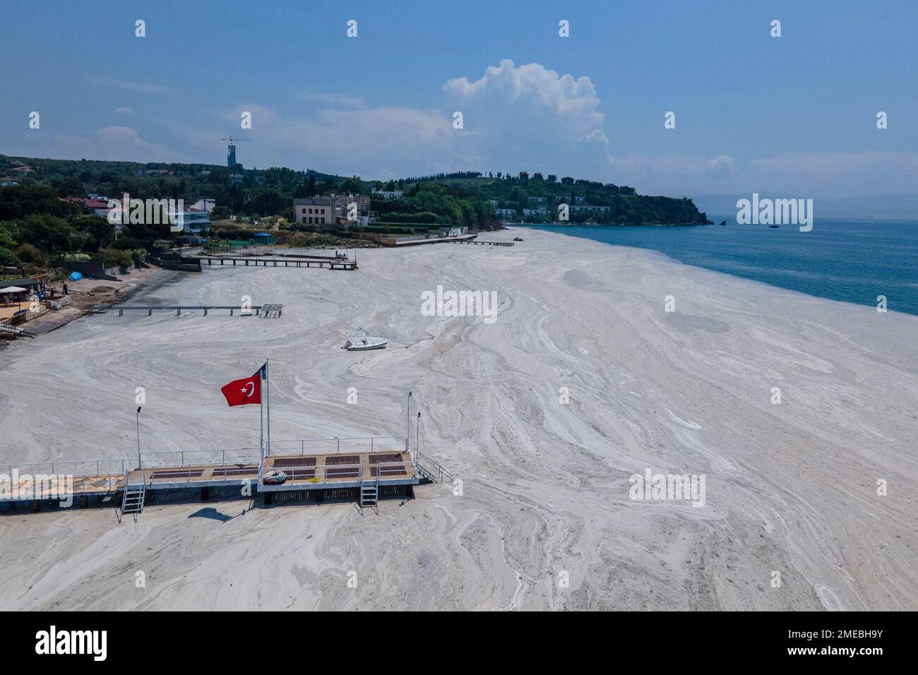 A view of the sea and a beach, on the Kocaeli shore, on the Asian side, east of Istanbul, Saturday, June 12, 2021. Turkey's parliament agreed on Thursday to set up an all-party committee to investigate a mass of sea mucilage that is threatening marine life in the Sea of Marmara. The so-called "sea snot" _ a thick, slimy substance made up of compounds released by marine organisms has surfaced in the sea south of Istanbul, alarming marine biologists and environmentalists. (AP Photo/Kemal Aslan) Stockfoto